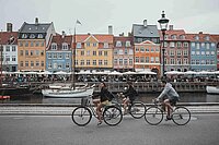 Velofahrende in Nyhavn Kopenhagen Dänemark