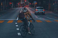 Eine Frau fährt auf dem Velo durch die Stadt Bern