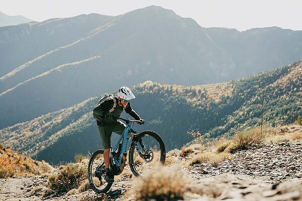 Ein Mann fährt mit d...