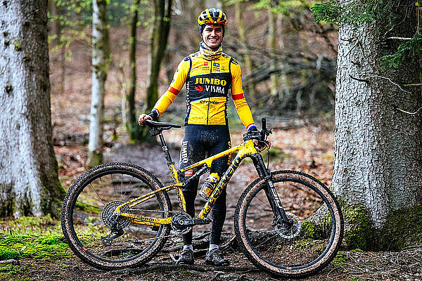 Cervelo ZFS-5. Ein Mountainbike steht im Wald. 