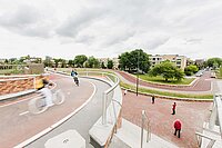 Dafne Schippers Brücke in Utrecht. Eine Brücke für Velos führt über das Dach eines Gebäudes.