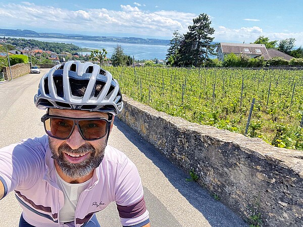 Ein Radfahrer blickt in die Kamera