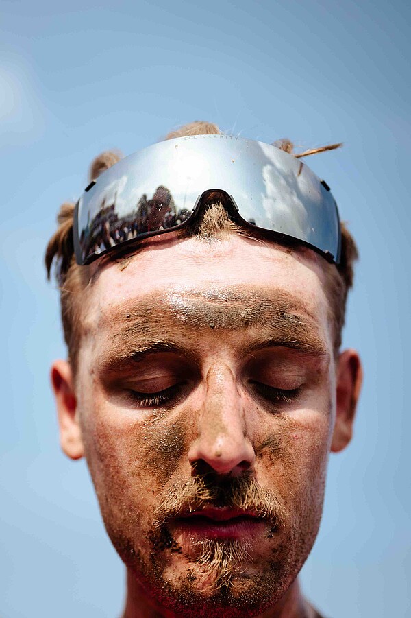 Portrait eines Mannes nach dem Paris-Roubaix-Rennen von Anouk Flesch