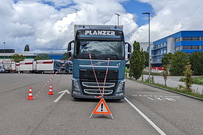 Trotz technischer Fortschritte ist der Tote Winkel für Velofahrende eine grosse Gefahr. 