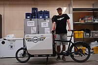 Der Vertriebsleiter des Veloblitz vor mit Cargobike.