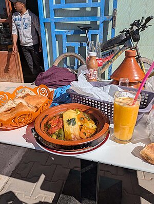 Orientalisches Essen auf einem Tisch.