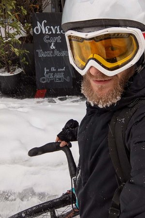 Winter Bike To Work Day 2023. Ein Mann steht mit dem Velo im Schnee.
