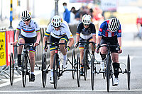 4 Velofahrer nehmen mit einem Dreirad an einem Velorennen teil.