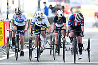 4 Velofahrer nehmen mit einem Dreirad an einem Velorennen teil.