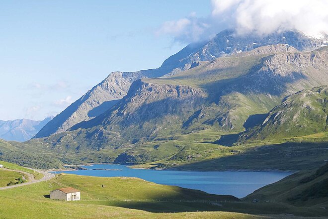 Windiges Hochplateau mit See am geheimnisumwölkten Mont Cenis. Ein See in den Bergen