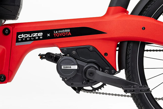 Toyota Frankreich kooperiert mit Douze Cycles. Rotes Lastenvelo mit Mittelmotor von Yamaha.