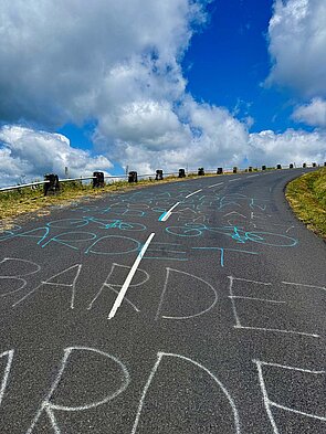 Strasse mit Aufschrift.