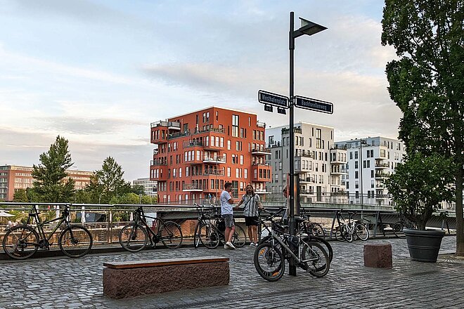 ADFC Fahrradklima-Test 2022. Eine Strasse am Mainufer in Frankfurt mit vielen Fahrrädern. 