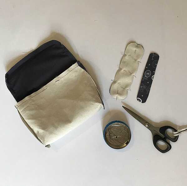 Stoff, Schere und Anstecknadeln