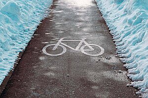 Von Schnee geräumter Radweg.