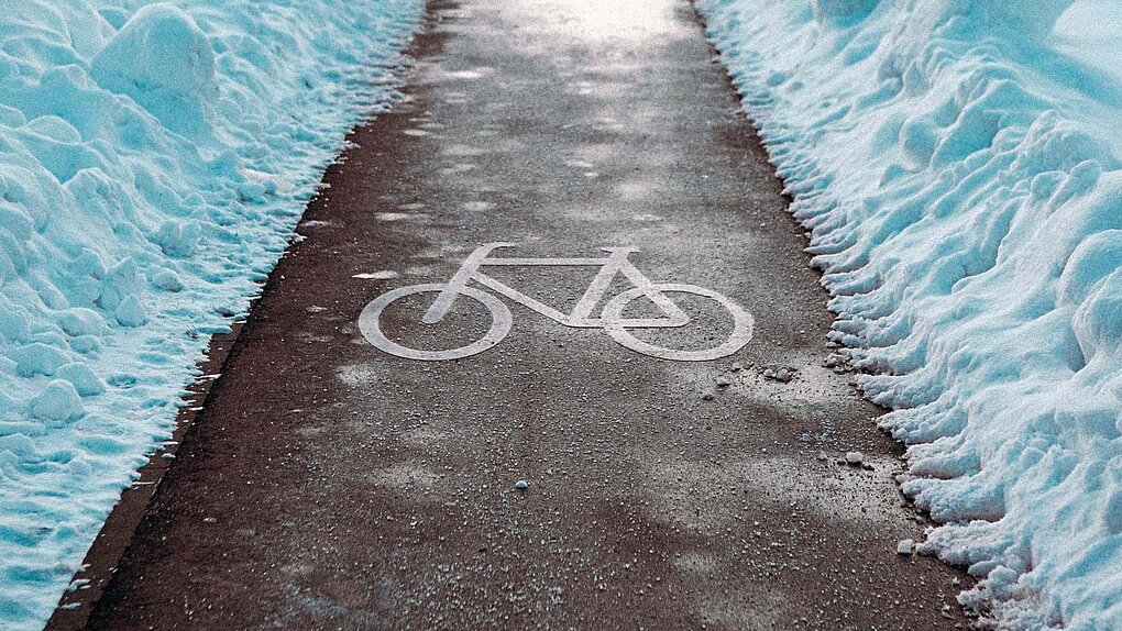 Von Schnee geräumter Radweg.