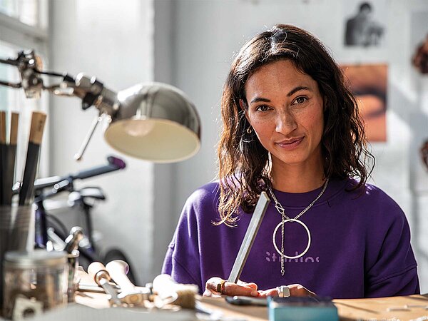 Frau mit lila farbenem Shirt