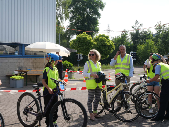 Karin Rykart und Filippo Leutenegger bestehen die Veloprüfung 2022 mit Bravour. Auch Karin Rykart und Filippo Leutenegger tragen gelbe Leuchtwesten.