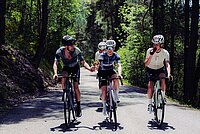 Rennvelofahrerinnen und Rennradfahrer auf einer gemeinsamen Ausfahrt.