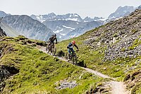 Zwei Mountainbiker auf einem Singletrail in Davos