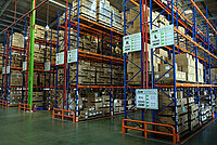 Fahrradbranche Trendwende Q3FY24 Taiwan. Lagerhaus mit Hochregalen voller Kartons.