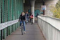 Eine Frau fährt mit Rad