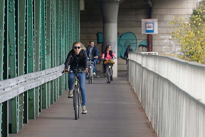 Eine Frau fährt mit Rad