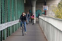 Eine Frau fährt mit Rad