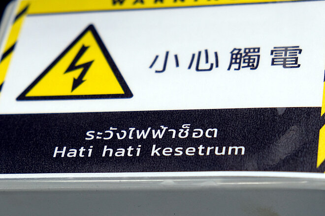 Warnschild in Fabrik in Taiwan. 