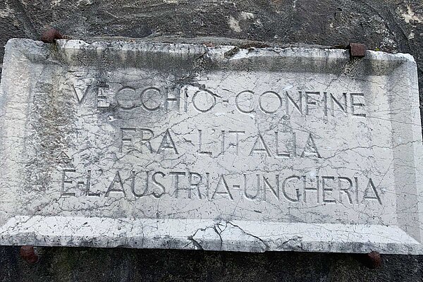 Grenzstein mit Inschrift.