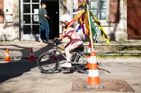 Mädchen auf Fahrrad in Zürich