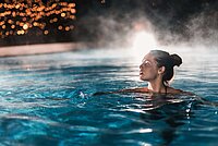 Wellness-Wonnen Aargauer Thermalbäder. Eine Frau sitzt in einem Pool.