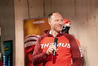 Ein Mann hält ein Mikrophon in der Hand.