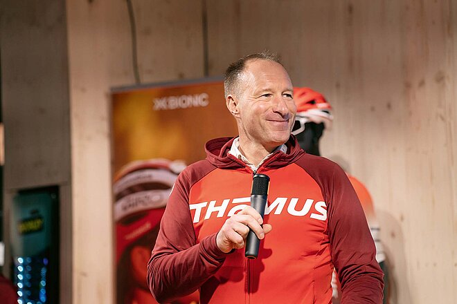 Ein Mann hält ein Mikrophon in der Hand.