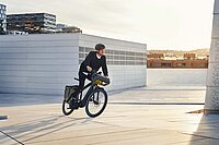 Marktbulletin Velohandel Schweiz 2023. En Mann fährt mit einem Fahrrad auf der Strasse.