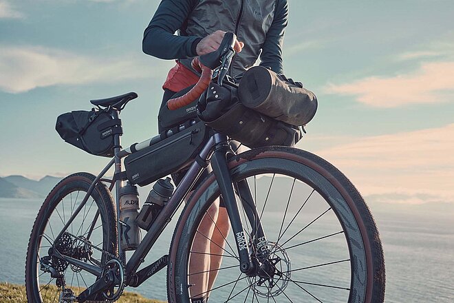 Brooks stellt eine komplette Linie an Gravel-Taschen und -Zubehör vor. Gravelbike mit verschiedenen Taschen. 