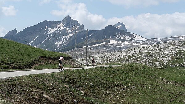 zwei Radfahrer überqueren den Sanetschpass