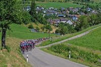 Keine Zuschauer am Streckenrand: Die Schweizerinnen und Schweizer sind Radsportmuffel. Radrennfahrer auf einer Strasse, im Hintergrund eine Ortschaft. 