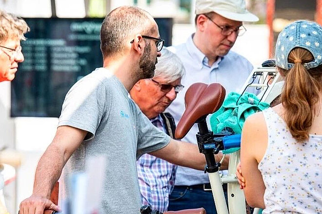 ein Mann erklärt wie man ein Velo flickt.