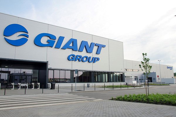 Firmengebäude auf dem Giant Group in blauer Schrift steht.