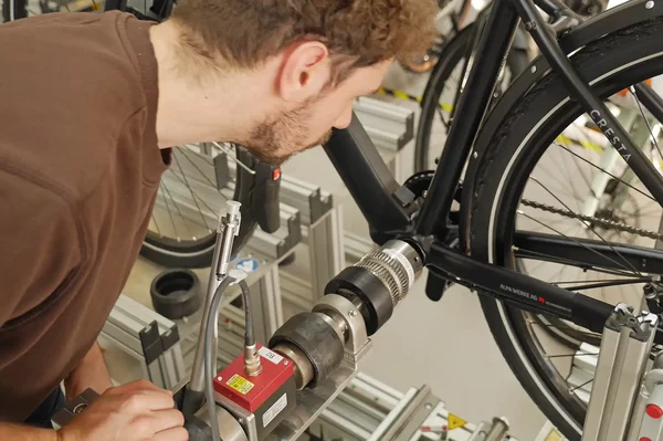 Zweirad-Prüfstand im TCS-Testlab.