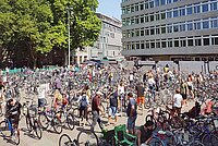 Ein Platz auf dem viele Fahrräder zum Verkauf stehen