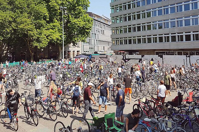 Ein Platz auf dem viele Fahrräder zum Verkauf stehen