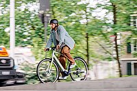E-Bike Trends 2024. Ein Mann fährt auf einem Light-Support-E-Bike von Flyer durch die Stadt.