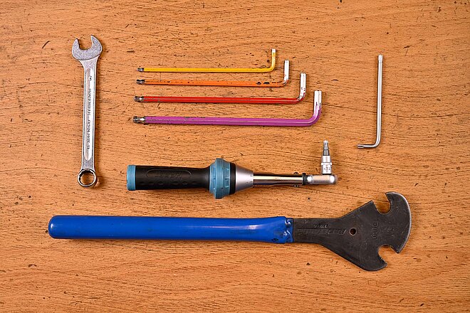 Werkzeug liegt auf einer Tischplatte.