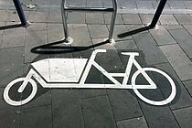 Besser auf speziell markiertem Parkplatz als auf dem Trottoir werden Lastenvelos abgestellt.