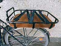 Velokiste.ch Packi im Test. Ladefläche auf dem Gepäckträger eines Fahrrads.