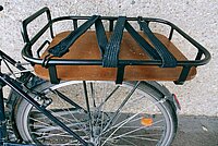Velokiste.ch Packi im Test. Ladefläche auf dem Gepäckträger eines Fahrrads.