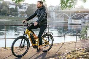 E-Bikes für kleine und grosse Menschen. E-Bike Fahrer in Basel.