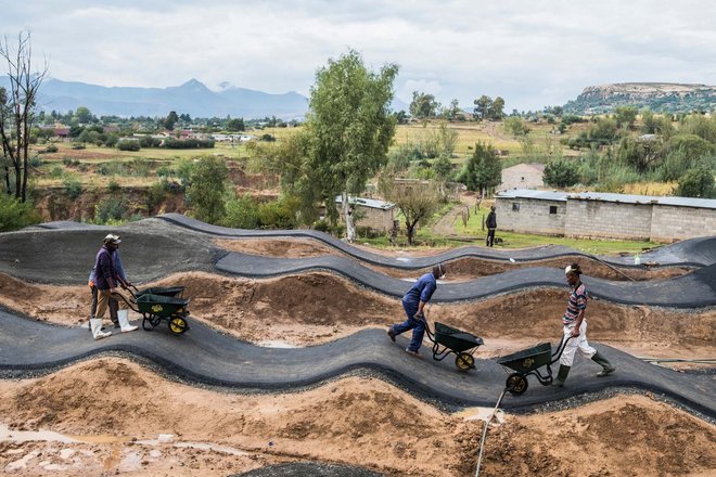 Männer bauen einen Pumptrack in Lesotho, Afrika.